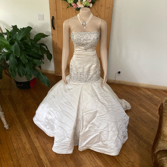 Mermaid sleeveless Silk wedding Dress with Swarovski Crystals BEAUTIFUL!! - Picture 3 of 12